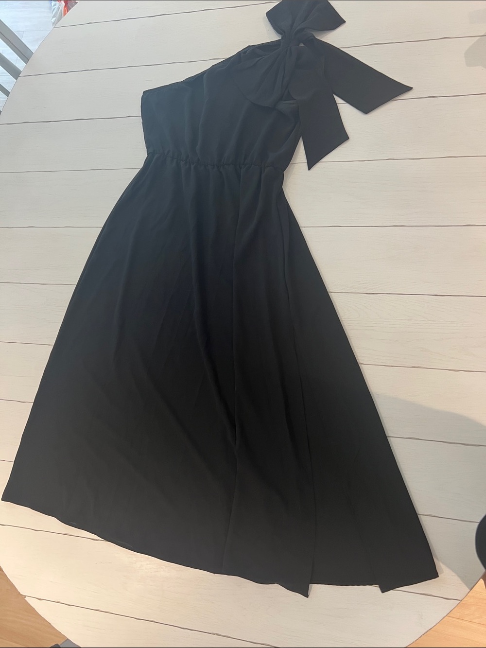 Elegant One-Shoulder Black Dress with Bow Detail